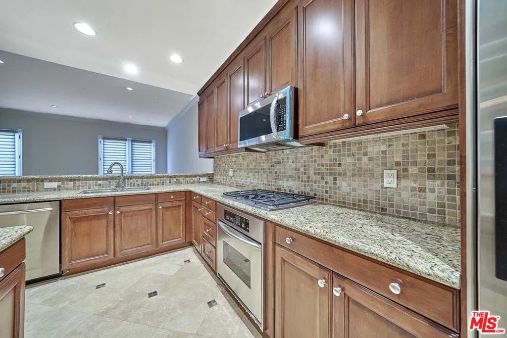 143 N Arnaz Drive 106, Beverly Hills, California 90211 home-pic-20